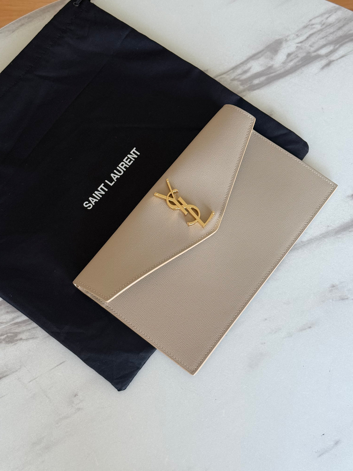 YSL UPTOWN POUCH IN GRAIN DE POUDRE LEATHER LIGHT BEIGE