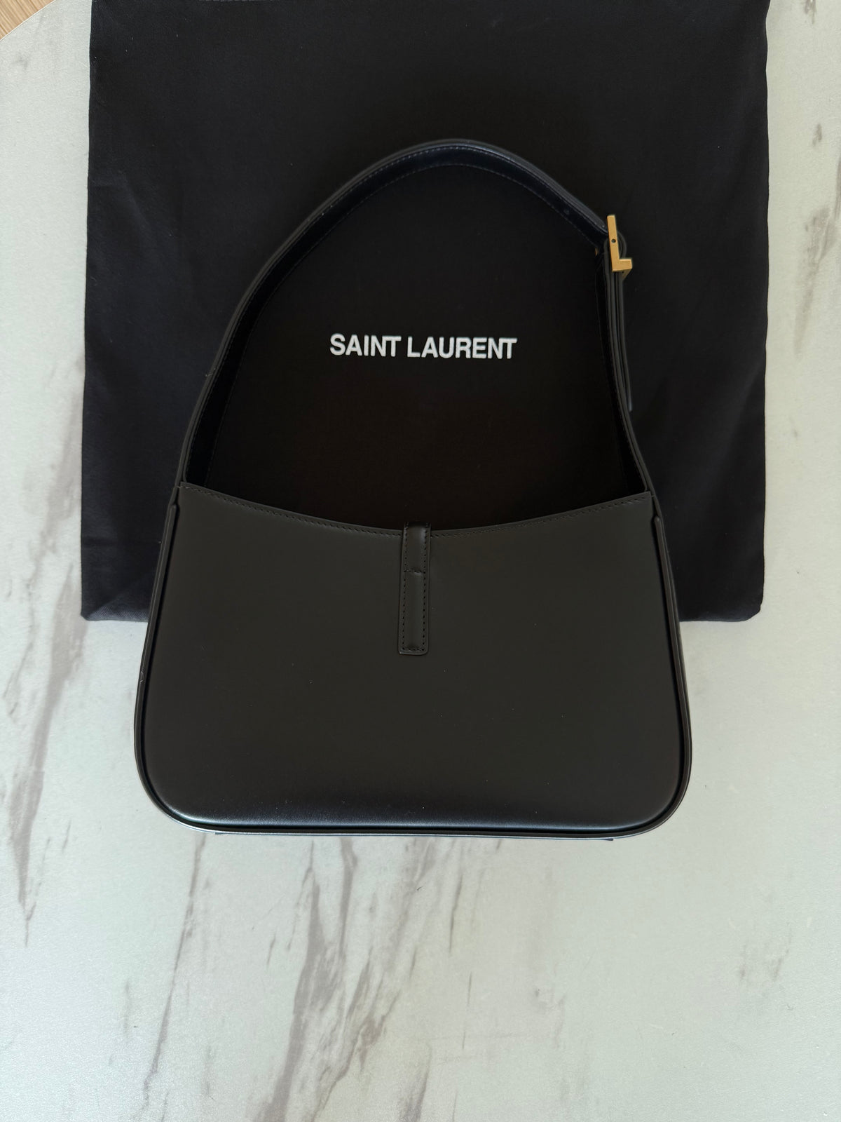 Saint Laurent Le 5 À 7 en cuir Lisse
