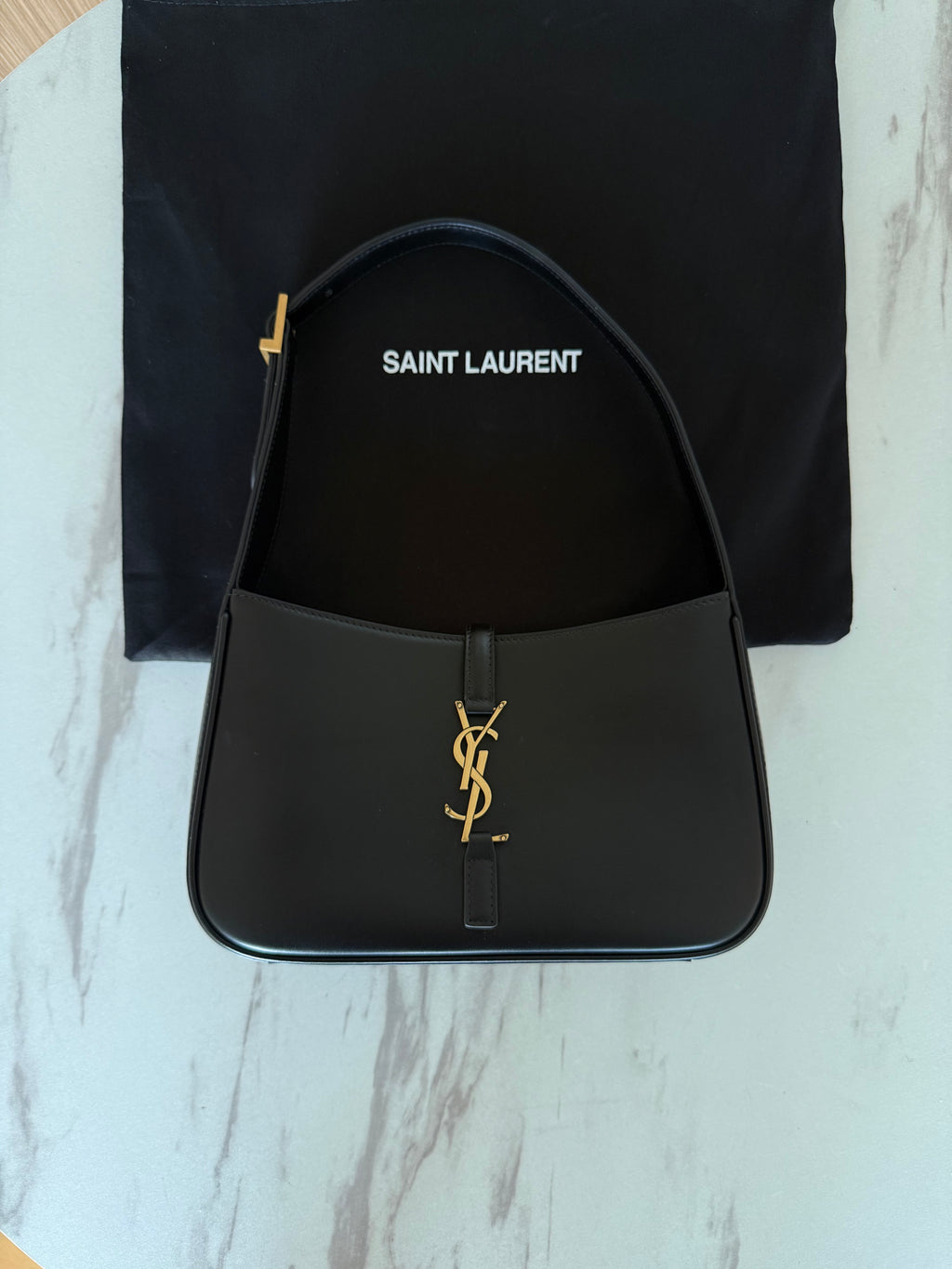 Saint Laurent Le 5 À 7 en cuir Lisse