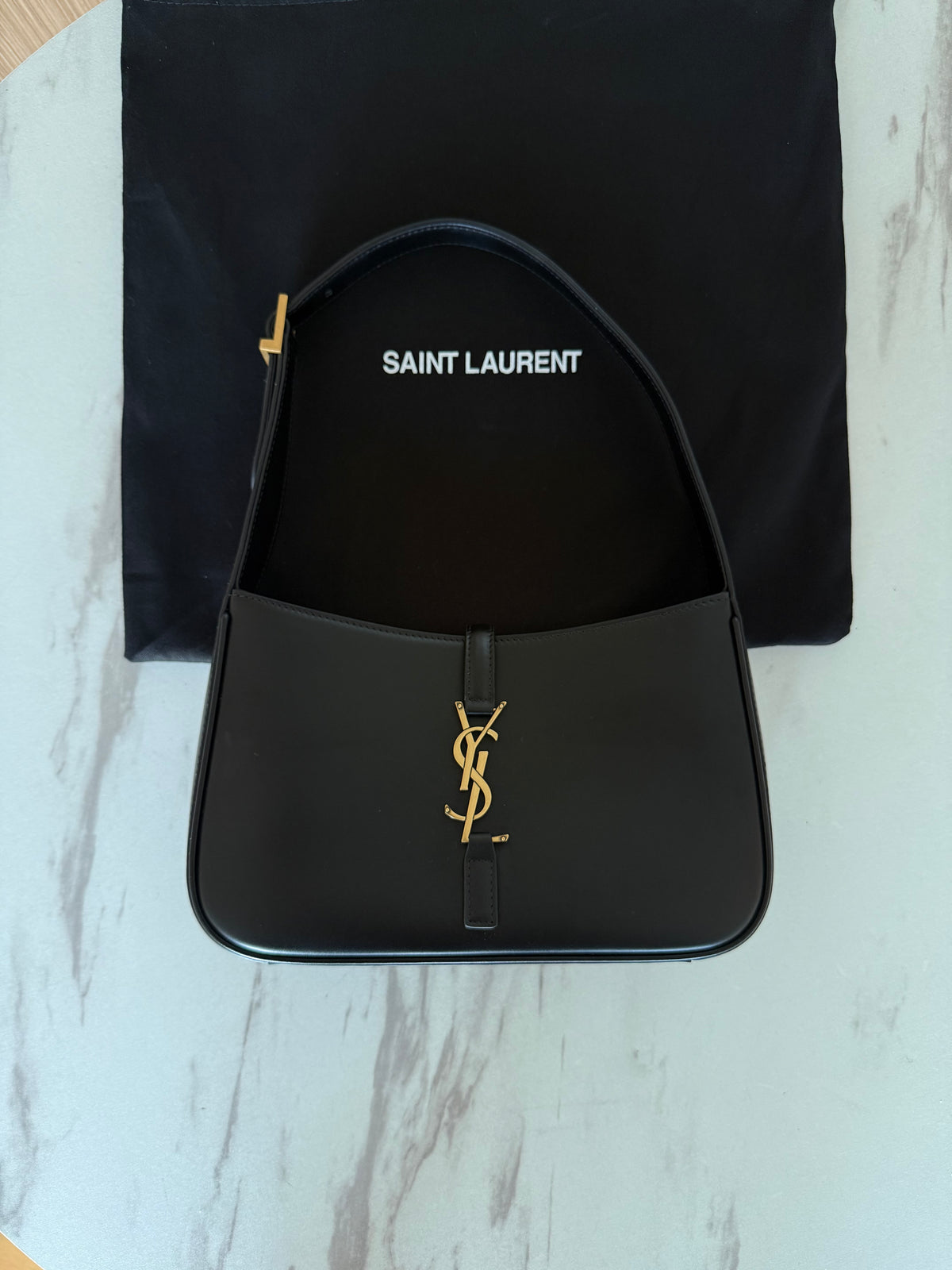 Saint Laurent Le 5 À 7 en cuir Lisse