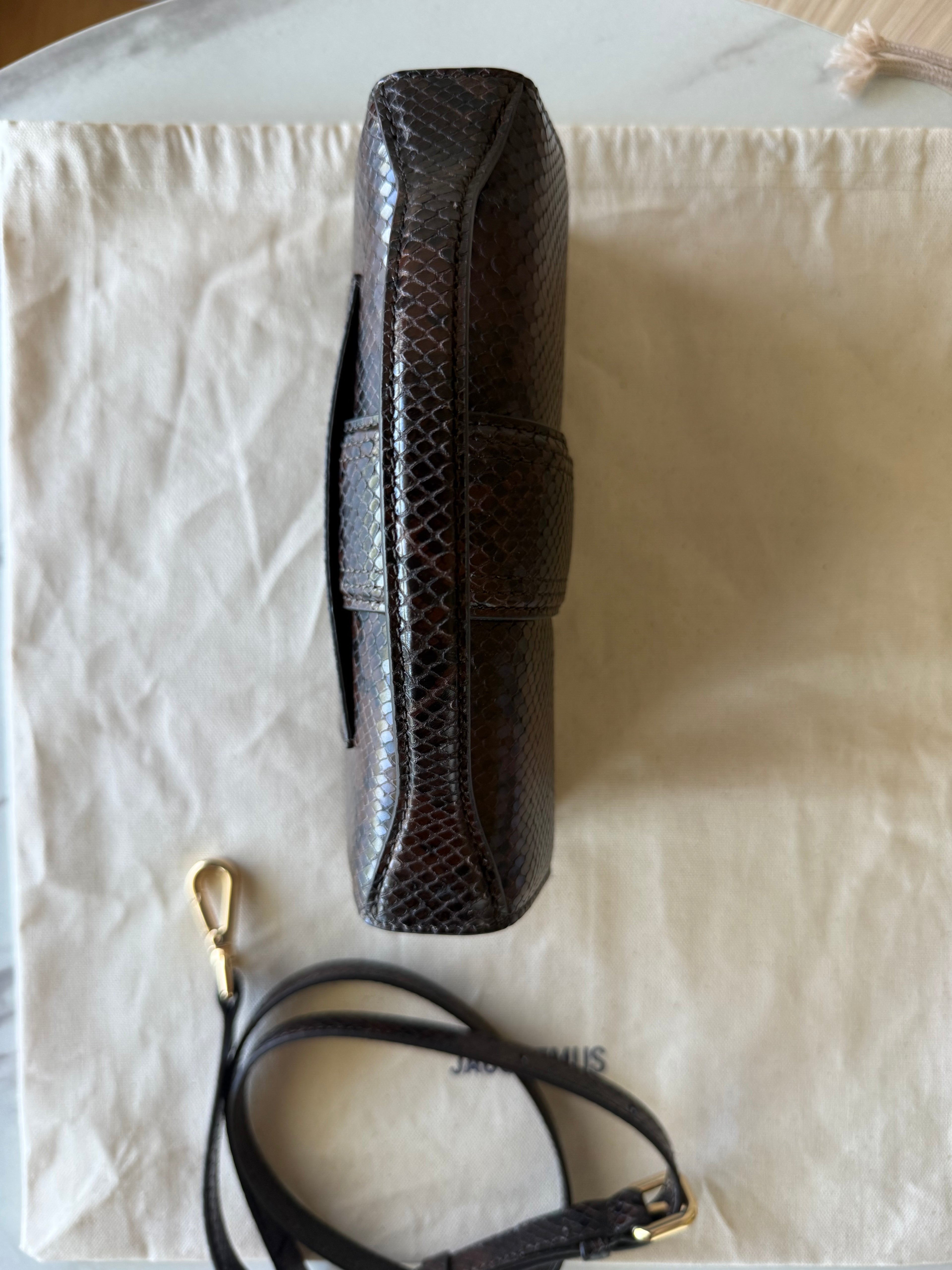 JACQUEMUS LE GRANDE BAMBINO
CROCO BLACK/BROWN