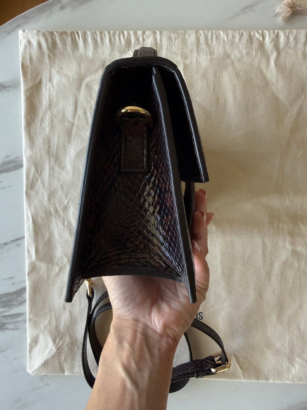 JACQUEMUS LE GRANDE BAMBINO
CROCO BLACK/BROWN