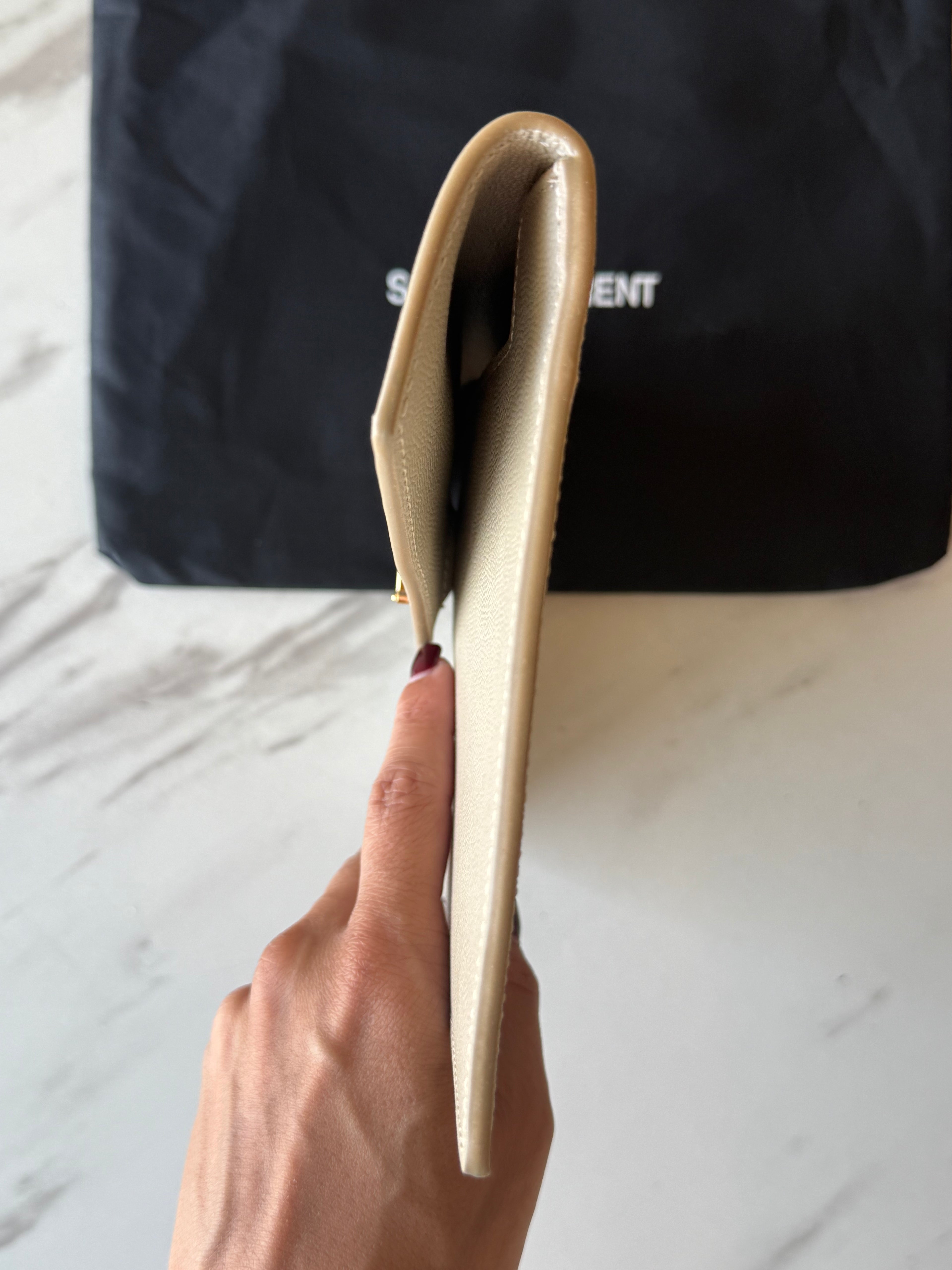 YSL UPTOWN POUCH IN GRAIN DE POUDRE LEATHER LIGHT BEIGE