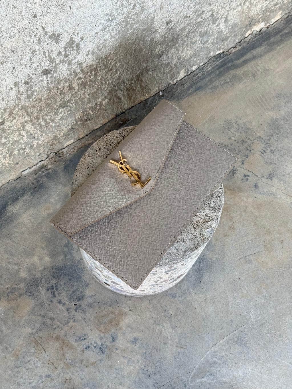 YSL UPTOWN POUCH IN GRAIN DE POUDRE LEATHER LIGHT BEIGE