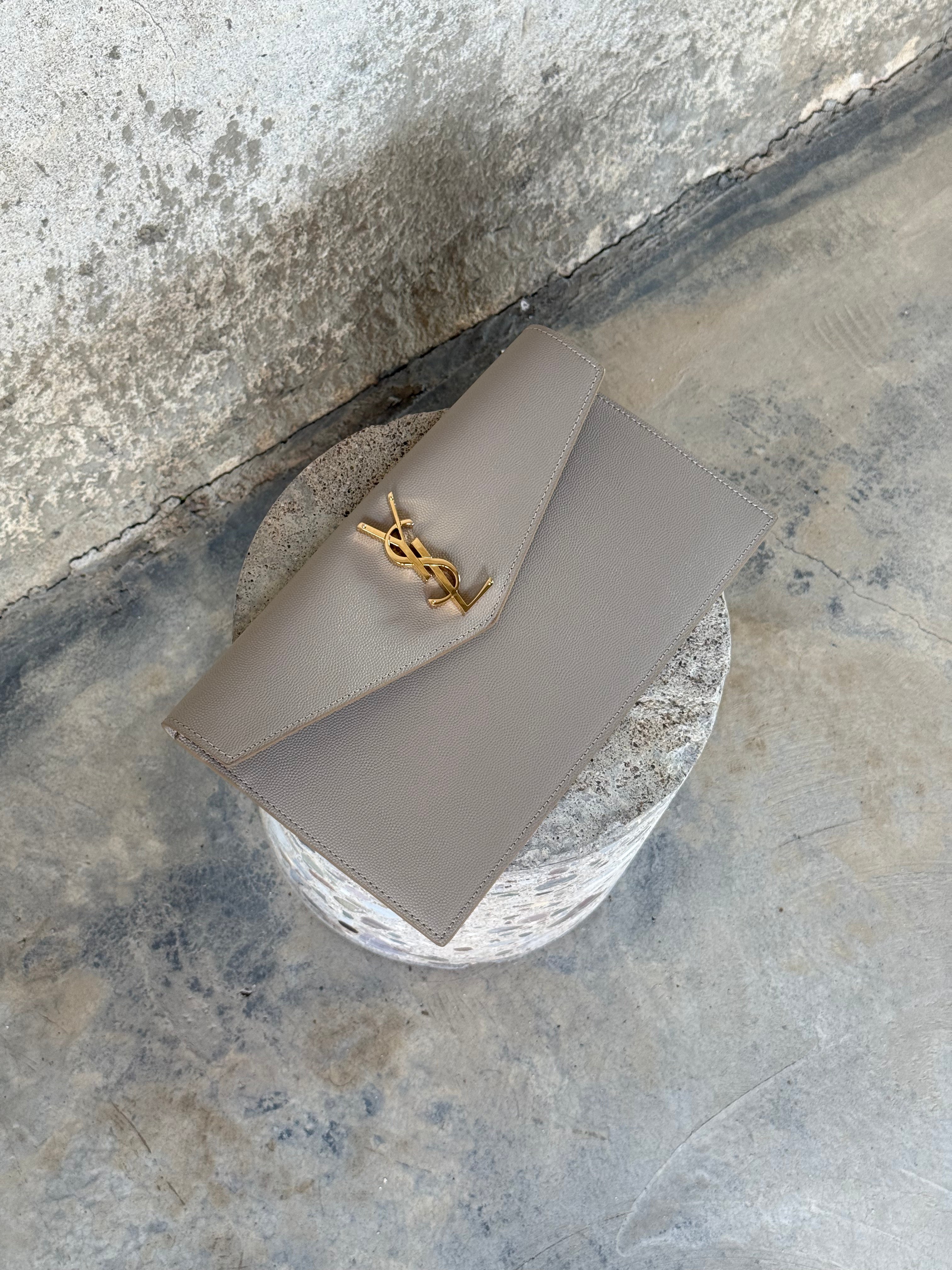 YSL UPTOWN POUCH IN GRAIN DE POUDRE LEATHER LIGHT BEIGE